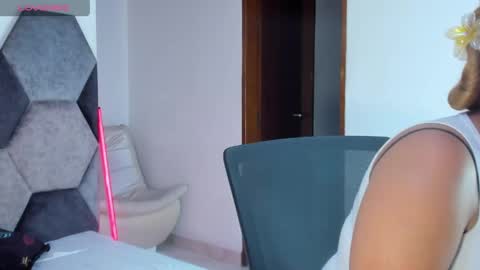 Mikaela blondie bigass online show from 25, 5, 2026