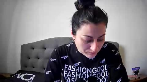 Mikyloveu online show from 5, 3, 2026