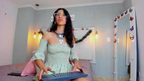 Snapshot of milaa_petite chatting on 31, 12, 2024 online show from 31, 12, 2024