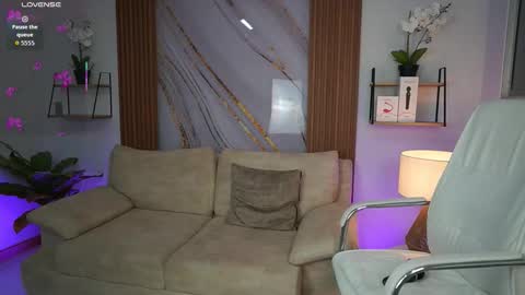 milacrave online show from 13, 10, 2025