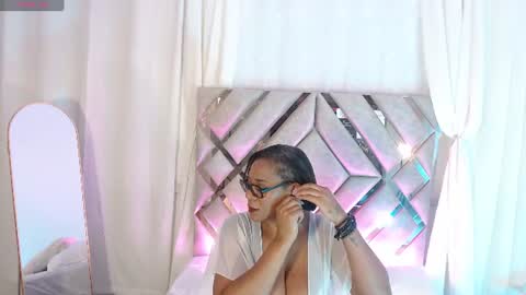 Snapshot of milamonroexx chatting on 5, 7, 2026 MilaMonroeXX online show from 5, 7, 2026