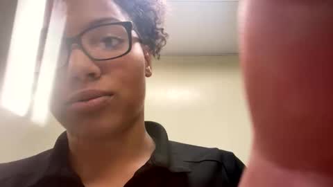 Snapshot of milanthesub chatting on 4, 11, 2025 milanthesub online show from 4, 11, 2025