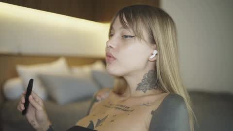 Snapshot of mileeena chatting on 25, 5, 2026 M Telegram mamagotachannel online show from 25, 5, 2026