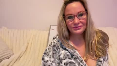 Snapshot of milf_goddess chatting on 8, 3, 2025 MIlf Goddess online show from 8, 3, 2025