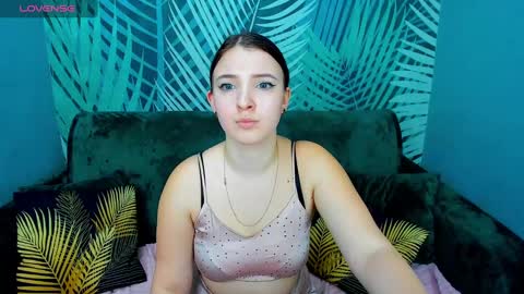 Snapshot of milinafox chatting on 7, 3, 2025 milinafox online show from 7, 3, 2025