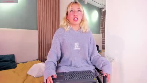 Snapshot of milly_cute chatting on 4, 3, 2025 milly_cute online show from 4, 3, 2025