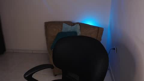 Snapshot of millyx_ chatting on 18, 5, 2026 Emily online show from 18, 5, 2026