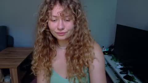 Snapshot of milounee chatting on 8, 7, 2026 milounee online show from 8, 7, 2026