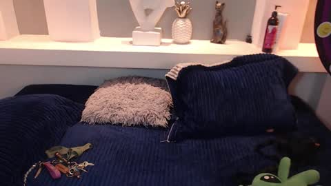 Milu Wallace  online show from 21, 10, 2025