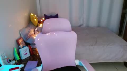 Snapshot of mily_milk_ chatting on 2, 3, 2025 mily_milk_ online show from 2, 3, 2025