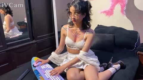 Snapshot of minami_suki chatting on 5, 2, 2026 Suki 3 online show from 5, 2, 2026