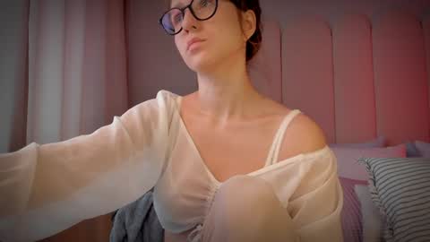 Snapshot of mira_kraviz chatting on 22, 6, 2026 Mira online show from 22, 6, 2026