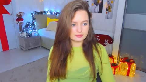 Snapshot of miraclecurly chatting on 23, 12, 2024 Emma online show from 23, 12, 2024