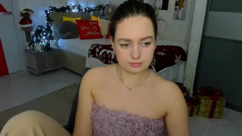 Snapshot of miraclecurly chatting on 27, 12, 2024 Emma online show from 27, 12, 2024