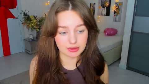 Snapshot of miraclecurly chatting on 6, 3, 2025 Emma online show from 6, 3, 2025