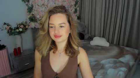 Snapshot of miraclecurly chatting on 8, 9, 2025 Emma online show from 8, 9, 2025