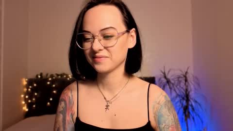 MiraSkyy online show from 4, 12, 2025