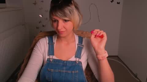 Snapshot of mishelle_blondie chatting on 4, 5, 2026 Mishelle online show from 4, 5, 2026