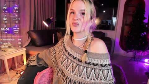 Snapshot of misschloe__ chatting on 6, 12, 2024 Chloe freelance model Please your thumbs up are important online show from 6, 12, 2024