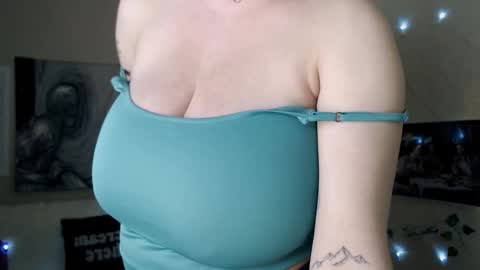 Snapshot of missmelons_ chatting on 10, 2, 2025 Li online show from 10, 2, 2025