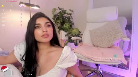 Fernanda Davila online show from 8, 1, 2025