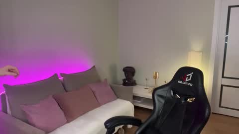 Mia online show from 5, 12, 2025