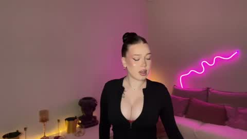 Snapshot of mistress_of_hearts chatting on 17, 6, 2026 Mia online show from 17, 6, 2026