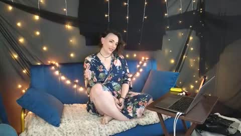 Mistress Quynn online show from 17, 12, 2025