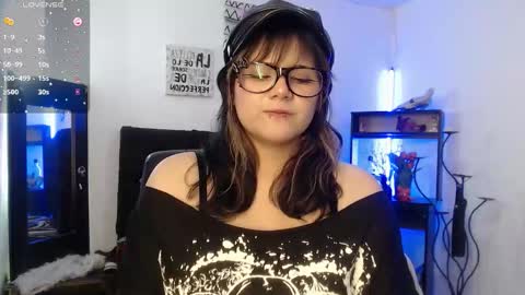 Snapshot of mixie_cute chatting on 5, 11, 2025 mixie_cute online show from 5, 11, 2025