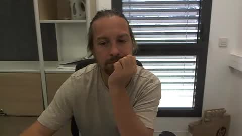 Snapshot of moi9876543210 chatting on 18, 9, 2025 Julien online show from 18, 9, 2025