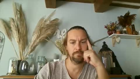 Snapshot of moi9876543210 chatting on 13, 10, 2025 Julien online show from 13, 10, 2025