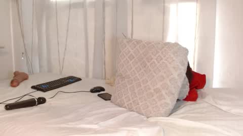  MOLLY  GUNSG online show from 12, 1, 2025