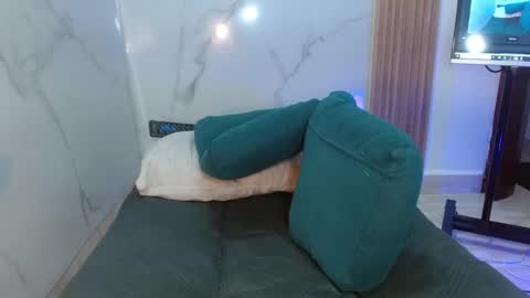 Snapshot of mollyguns chatting on 16, 12, 2025 MOLLY GUNSG online show from 16, 12, 2025