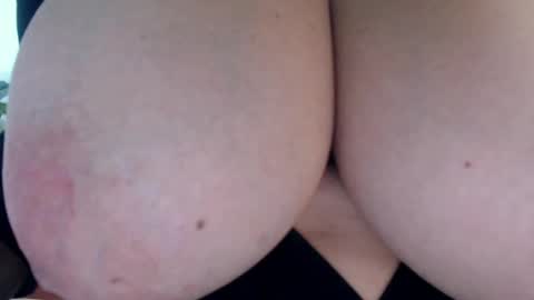 Snapshot of mom_xxx chatting on 21, 4, 2026 Sara online show from 21, 4, 2026