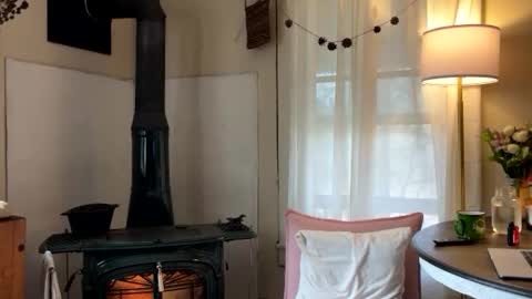 Mia  online show from 21, 11, 2025