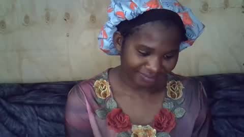 Snapshot of momsdoll chatting on 4, 6, 2026 momsdoll online show from 4, 6, 2026
