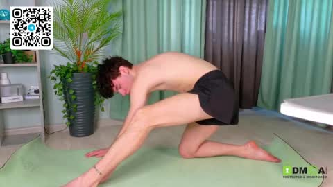 moon_gloww online show from 17, 4, 2026