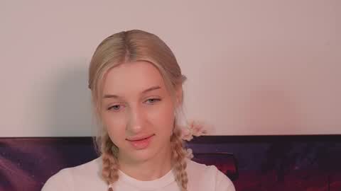 moonliora online show from 30, 11, 2025