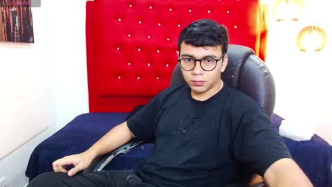 Mou Fly online show from 28, 10, 2025