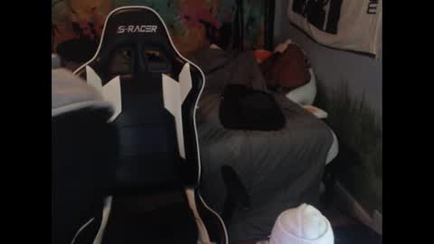 mr_strawberry online show from 8, 11, 2025