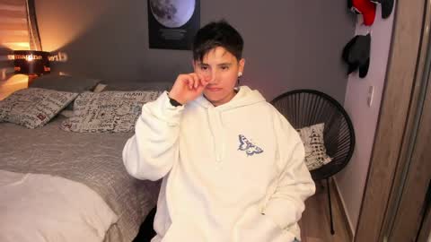 Snapshot of musicayluna chatting on 8, 4, 2026 VALENTINA Luna online show from 8, 4, 2026