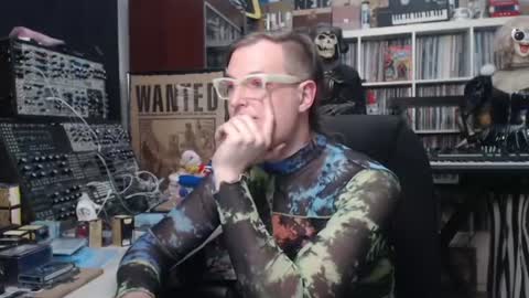 Snapshot of muziknerd chatting on 21, 6, 2026 Muziknerd online show from 21, 6, 2026