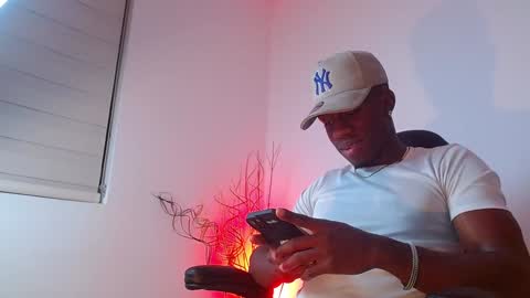 Snapshot of mylowallacee chatting on 4, 2, 2025 Mylo Wallace online show from 4, 2, 2025