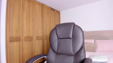 Snapshot of mysteyes chatting on 25, 10, 2025 Elena online show from 25, 10, 2025