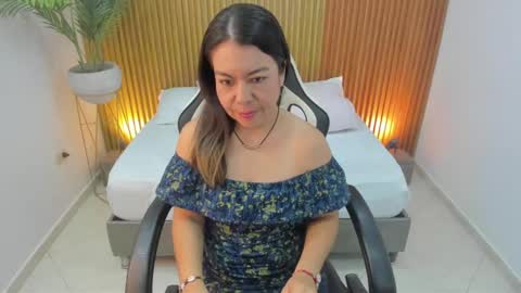 N A H I A online show from 12, 2, 2025