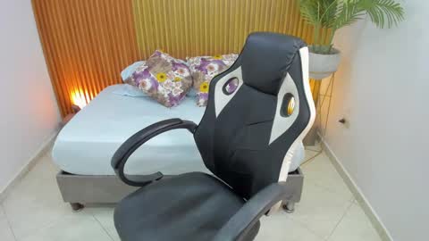 N A H I A online show from 5, 3, 2025