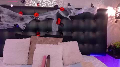 naiaramasson_ online show from 28, 10, 2025