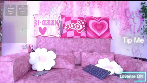 Snapshot of naomi_femme chatting on 15, 5, 2026 naomi_femme online show from 15, 5, 2026