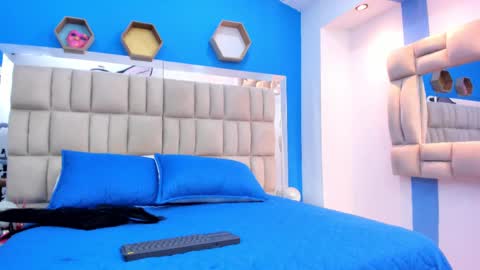 naomi_sara online show from 18, 9, 2025