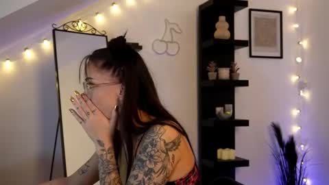 Snapshot of naomii_20 chatting on 24, 10, 2025 naomii_20 online show from 24, 10, 2025
